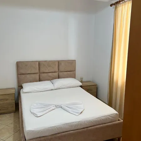 Alex * Sarandë